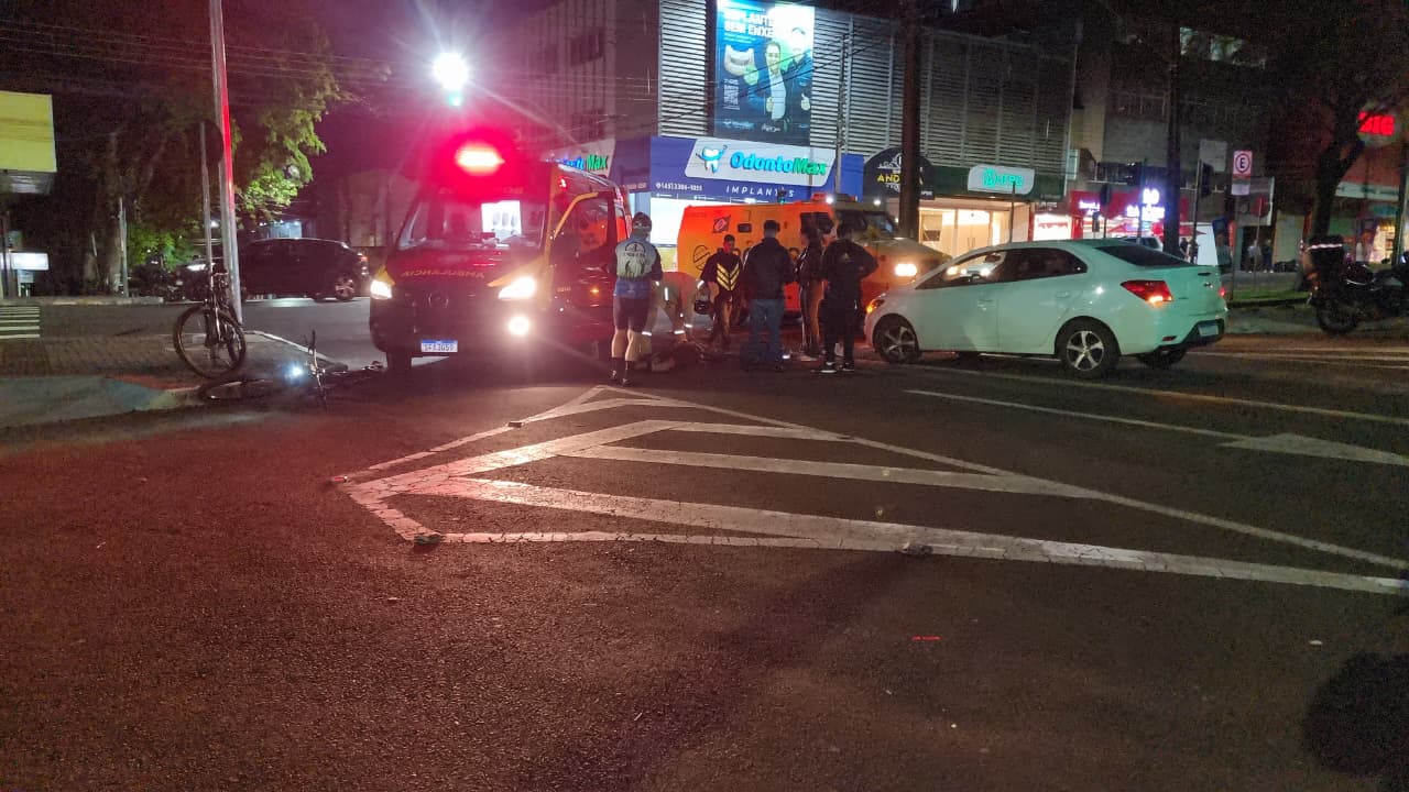 Ciclista fica ferido após colidir contra carro na Avenida Brasil em Cascavel