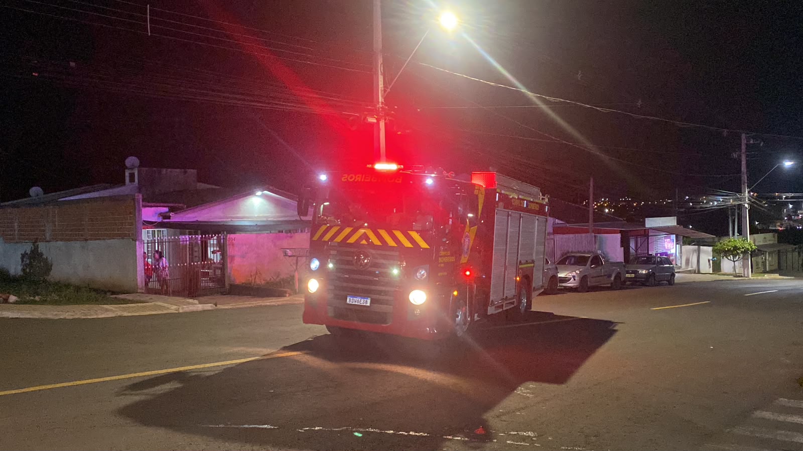 Celta começa a soltar fumaça e princípio de incêndio mobiliza Bombeiros em Cascavel