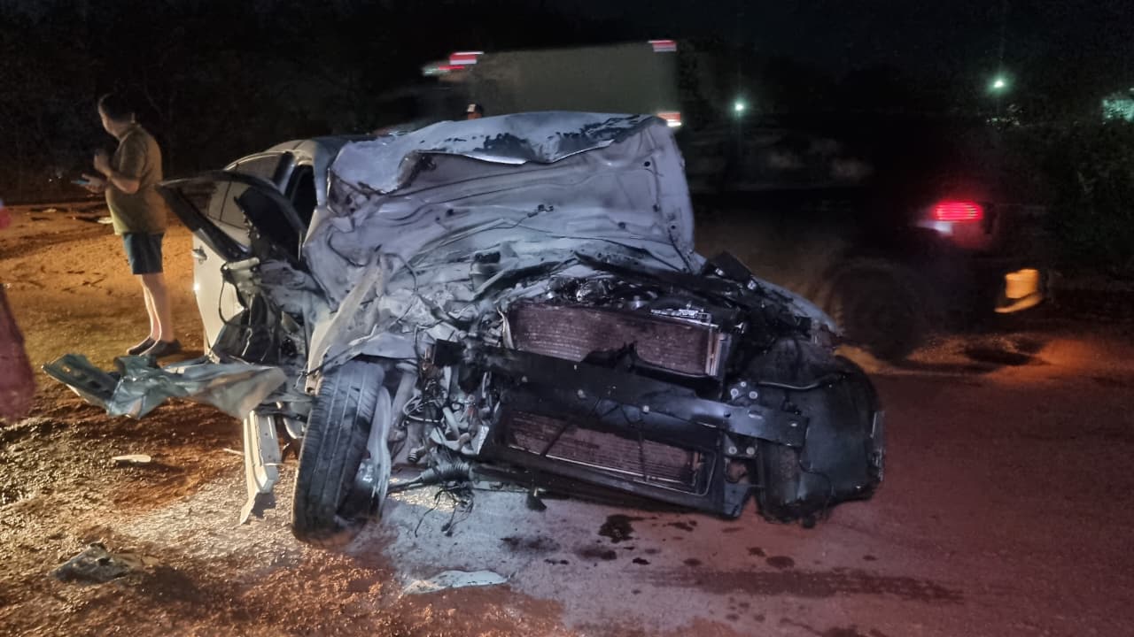 Milagre na 369 em Cascavel: Após forte impacto entre BMW e carreta, condutor de automóvel sai ileso