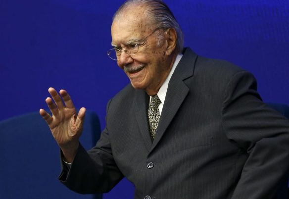Sarney é internado no Sírio-Libanês para tratar pneumonia