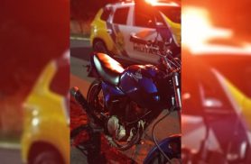 Moto com licenciamento vencido há 10 anos é recolhida pela PM em Quedas do Iguaçu