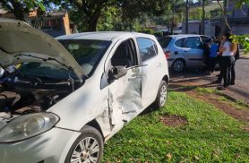 Acidente no Jardim Metropolitano envolve Palio e Scénic em Cascavel