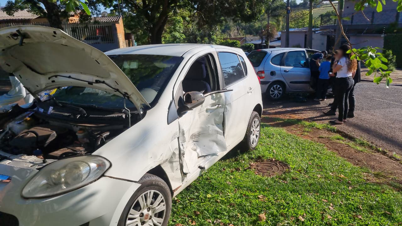 Acidente no Jardim Metropolitano envolve Palio e Scénic em Cascavel
