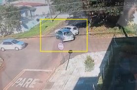 Câmeras mostram acidente entre Palio e Scénic no Jardim Metropolitano em Cascavel