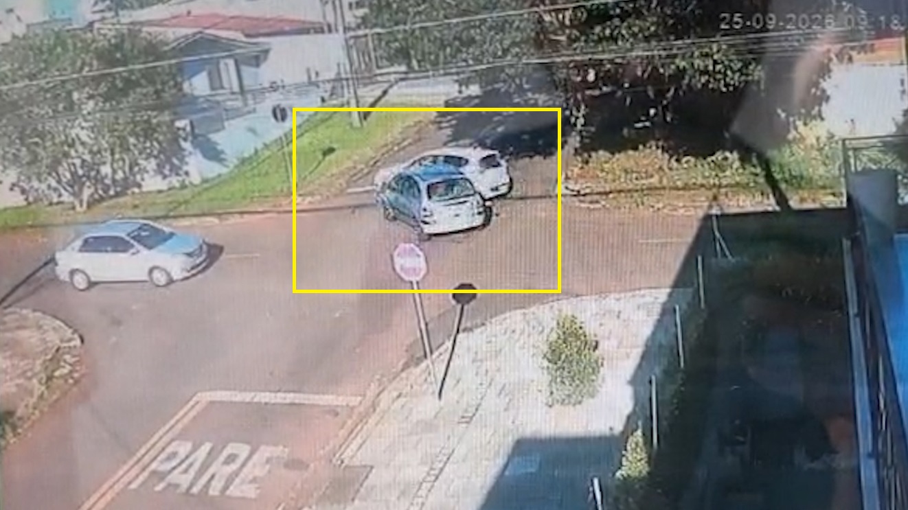 Câmeras mostram acidente entre Palio e Scénic no Jardim Metropolitano em Cascavel