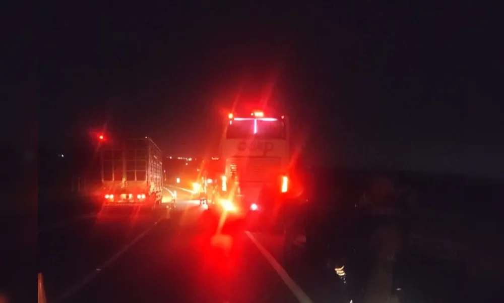 Imagem referente a Trabalhador morre prensado por ônibus na PR-444 em Arapongas