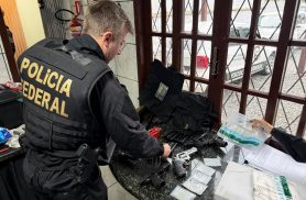 Polícia Federal de Cascavel cumpre mandados em Joinville por aluguel e comércio ilegal de armas