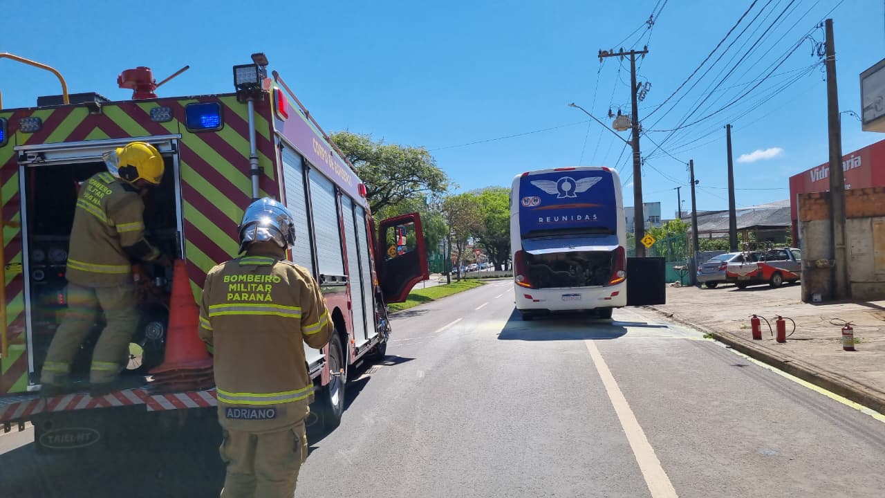 Motor de ônibus pega fogo e Avenida Assunção é parcialmente interditada