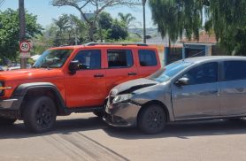 Acidente entre GWM Tank e Sandero deixa trânsito parcialmente interditado no Centro de Cascavel