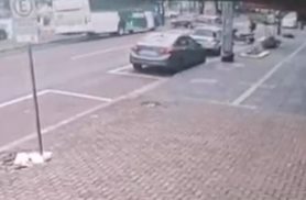 Vídeo mostra Gol realizando conversão irregular e sendo arrastado por ônibus
