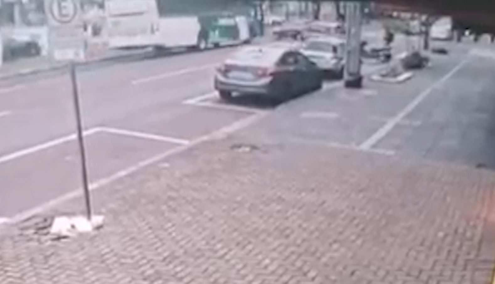Vídeo mostra Gol realizando conversão irregular e sendo arrastado por ônibus