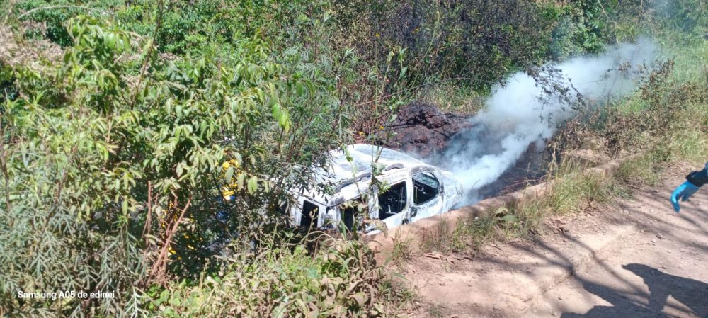Homem morre carbonizado após carro cair em rio no interior de Jupiá (SC) Imagem referente a Homem morre carbonizado após carro cair em rio no interior de Jupiá (SC)