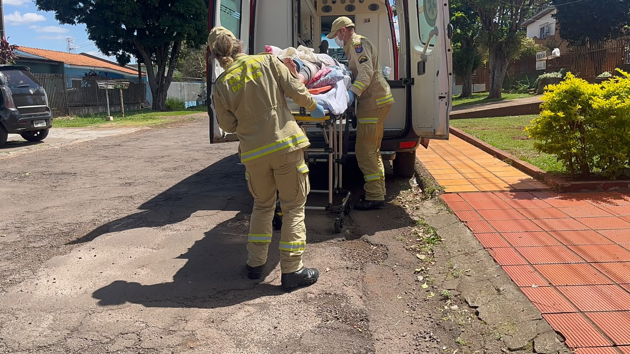 Idoso é encaminhado ao hospital após sofrer queda