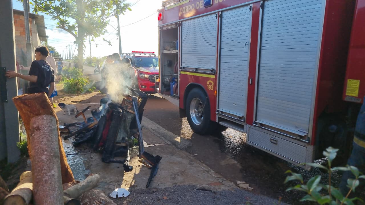 Incêndio mobiliza caminhão e viaturas dos Bombeiros e da PM no Interlagos em Cascavel