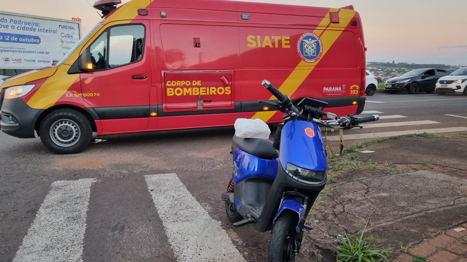 Adolescente fica ferido em acidente entre scooter elétrica e moto em Cascavel