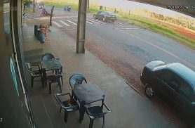 Câmera mostra momento da batida entre moto e scooter no Bairro Clarito, em Cascavel