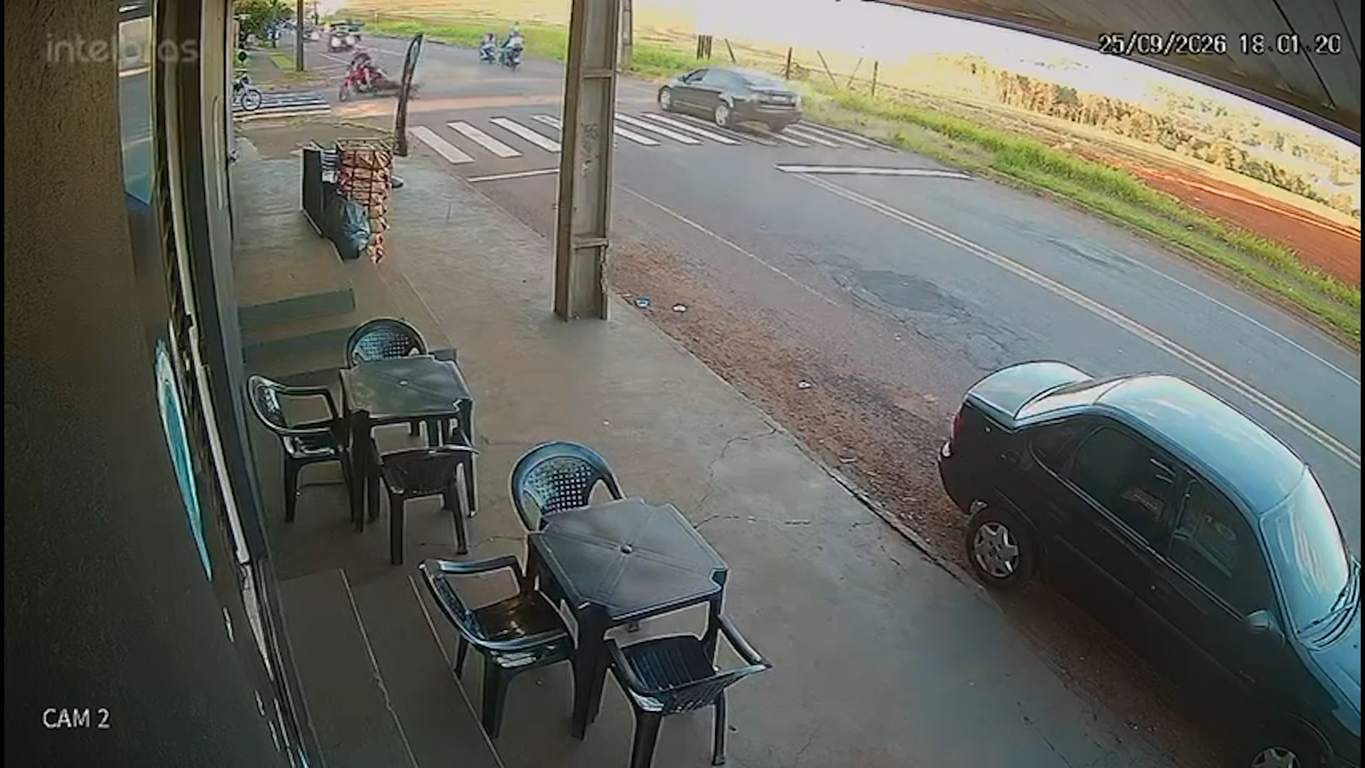 Câmera mostra momento da batida entre moto e scooter no Bairro Clarito, em Cascavel