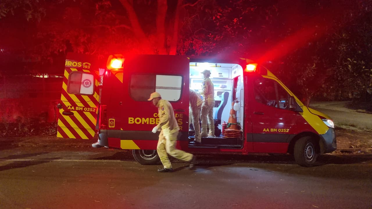 Homem cai de cabeça no meio-fio ao tentar pegar abacate, no Bairro Santa Cruz em Cascavel