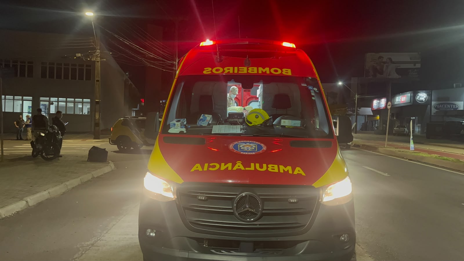 Motociclista fica ferido após colisão com Saveiro na Avenida Carlos Gomes