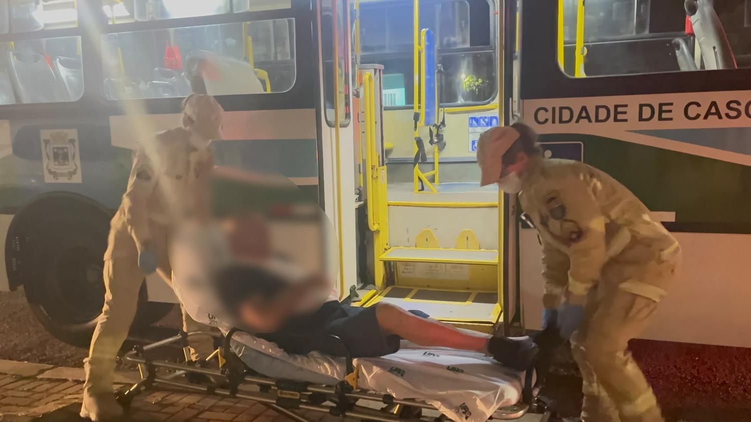 Queda deixa idoso ferido dentro de ônibus no Bairro Universitário, em Cascavel