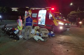 Após forte impacto entre moto e carro na Rua Bom Jesus, motociclista fica ferido