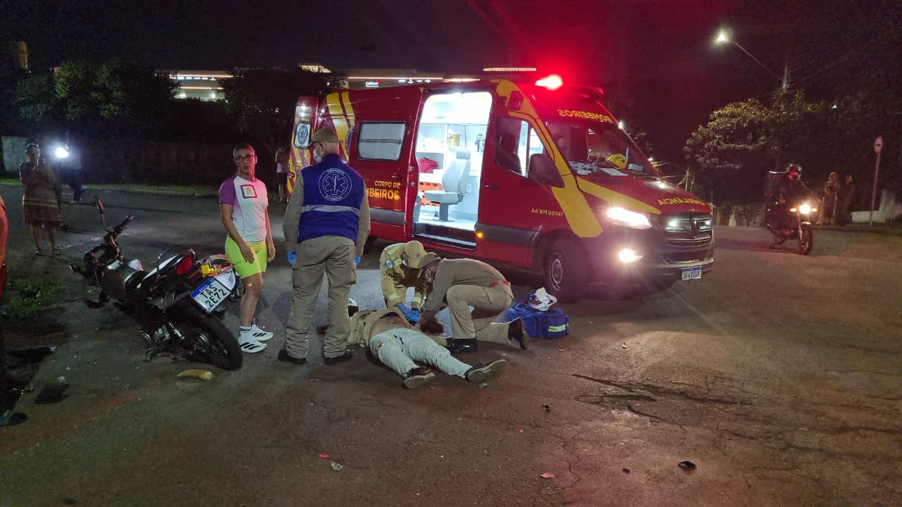 Após forte impacto entre moto e carro na Rua Bom Jesus, motociclista fica ferido