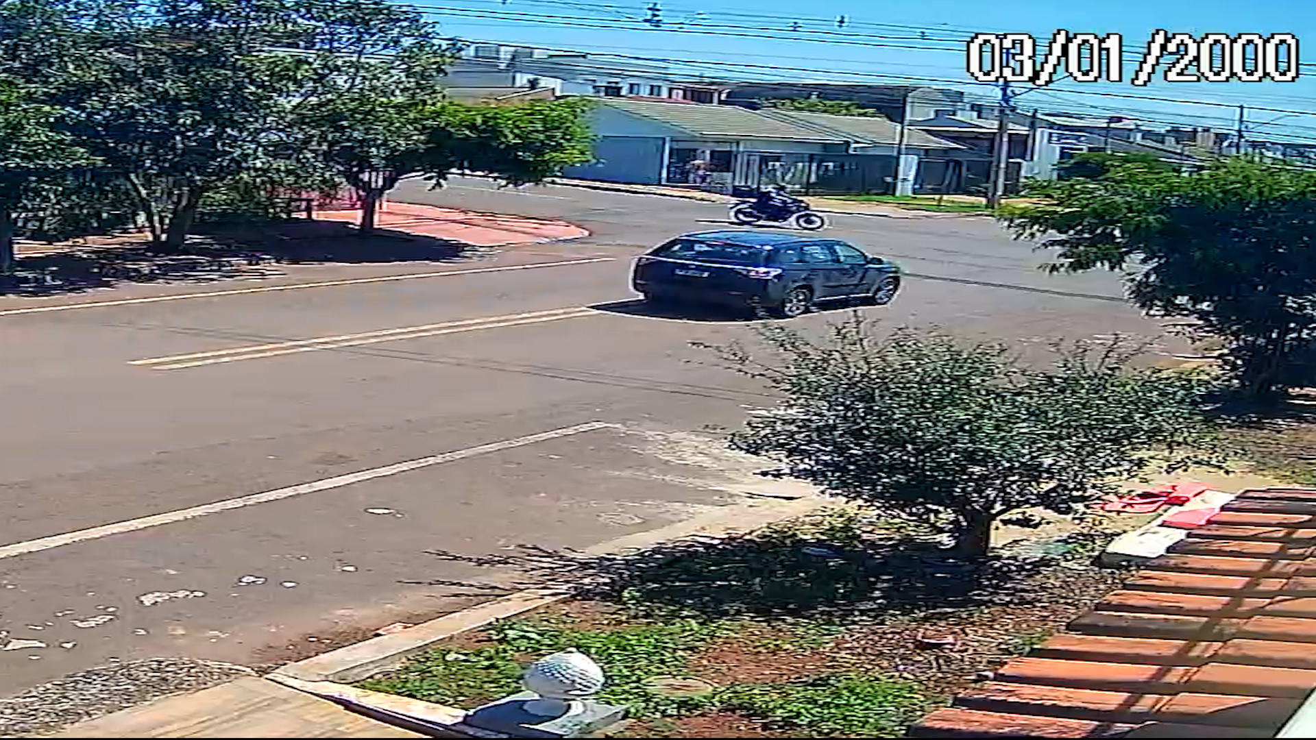 Câmera flagra acidente que deixou motociclista em estado grave no Riviera, em Cascavel