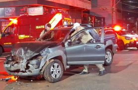 Strada e Jeep colidem no cruzamento das ruas Presidente Kennedy e Jorge Lacerda, em Cascavel