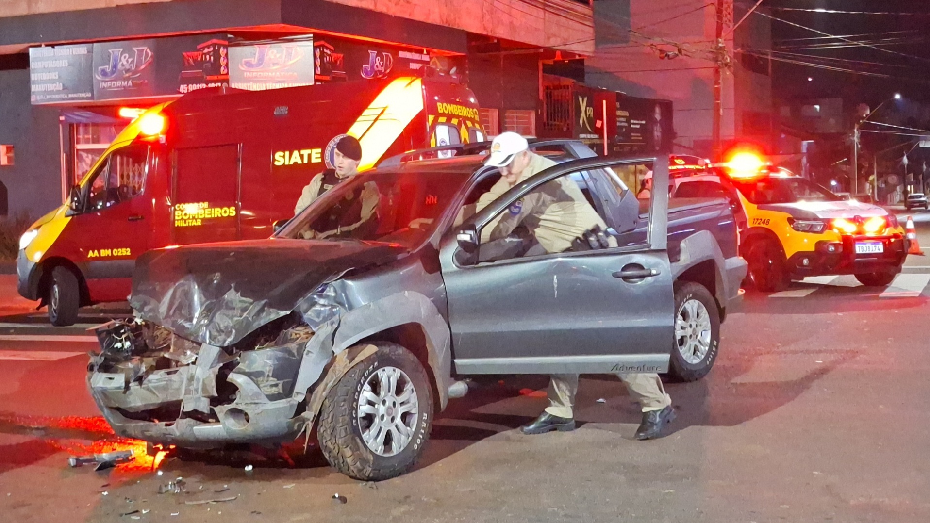 Strada e Jeep colidem no cruzamento das ruas Presidente Kennedy e Jorge Lacerda, em Cascavel