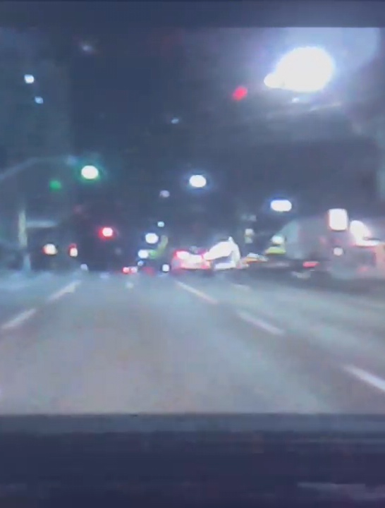 Câmera veicular flagra Strada avançando sinal e atingindo Jeep na Av. Presidente Kennedy