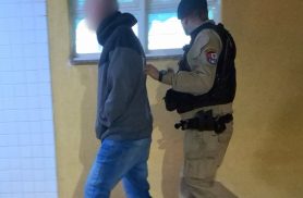 Homem tenta retornar para casa após ser expulso e acaba preso, no Bairro Brasília