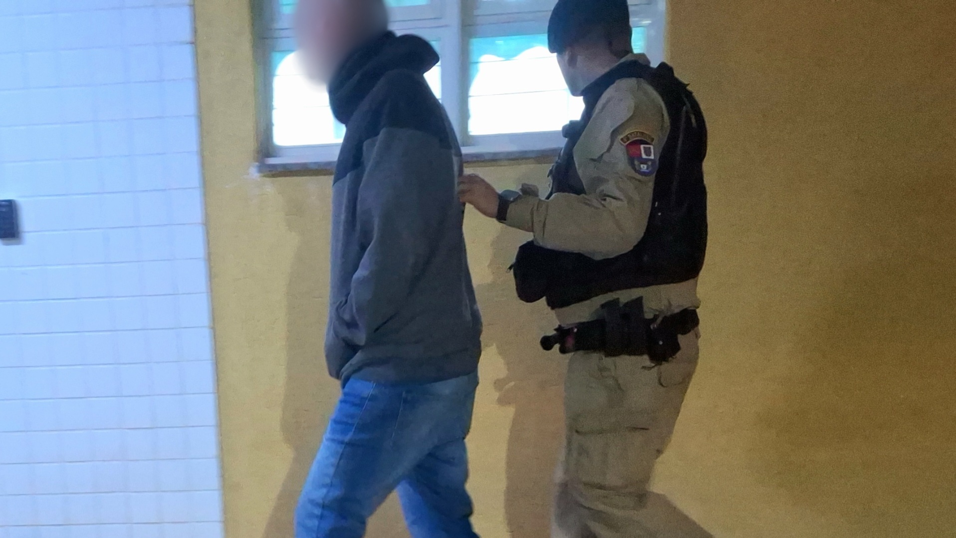 Homem tenta retornar para casa após ser expulso e acaba preso, no Bairro Brasília