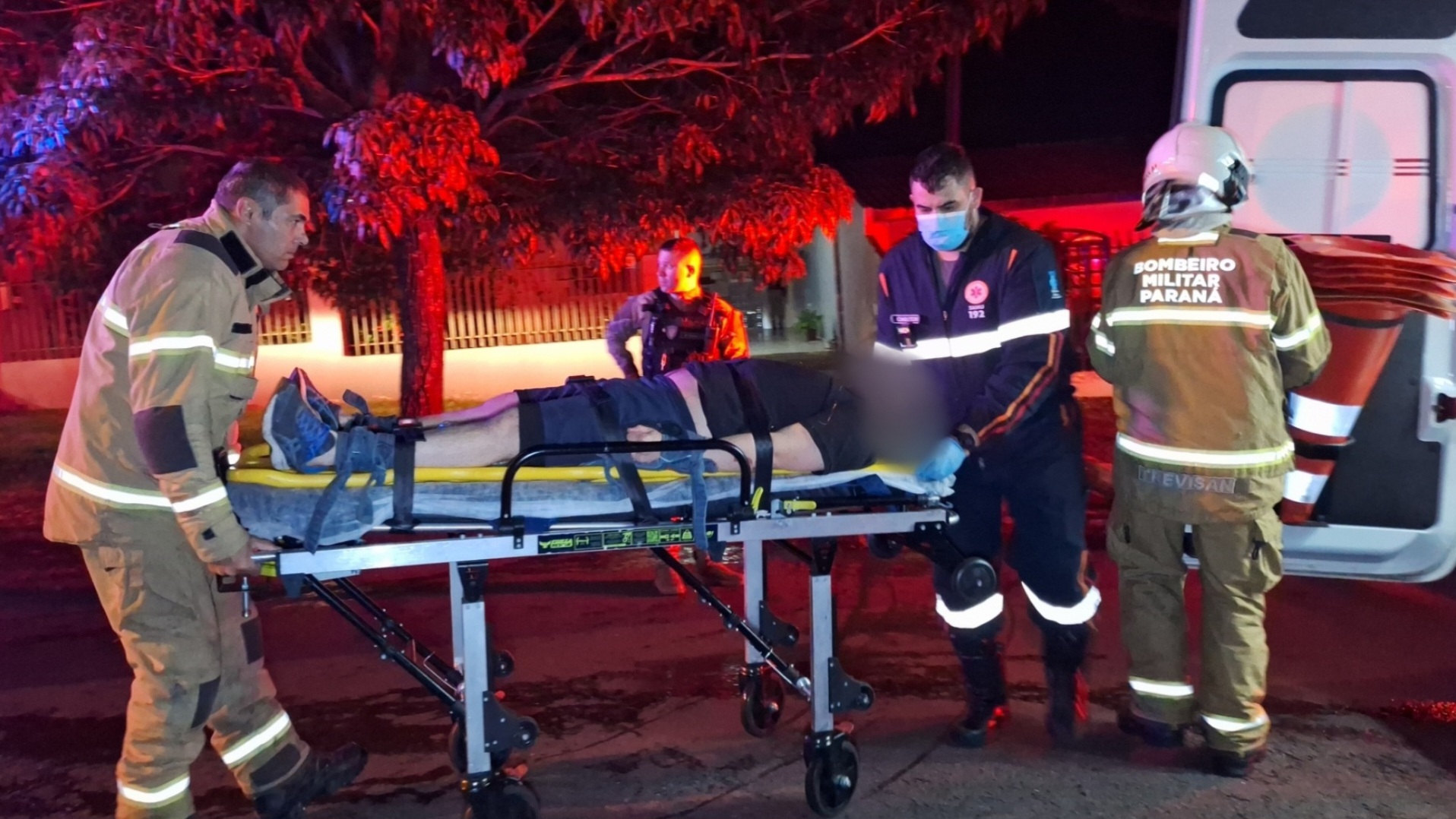 Homem em aparente surto é contido após incêndio no Bairro Brasília, em Cascavel
