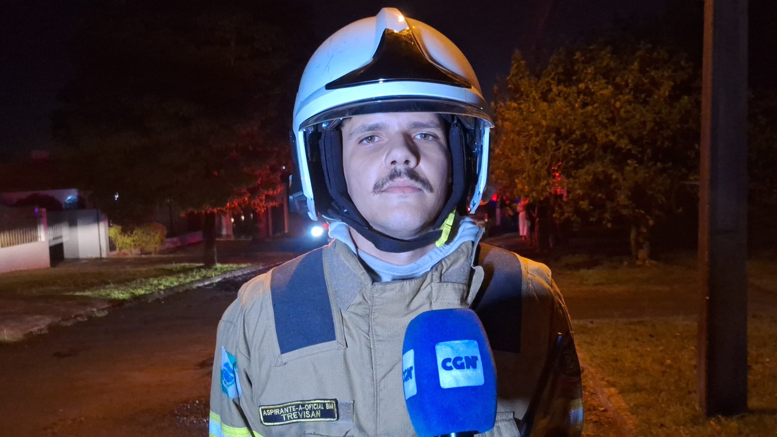 Aspirante Trevisan explica atendimento a incêndio no Bairro Brasília, em Cascavel