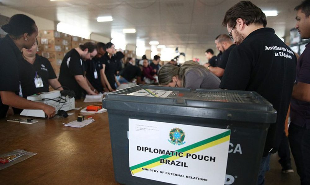 Quase 1 milhão de brasileiros no exterior poderão votar nas eleições Imagem referente a Quase 1 milhão de brasileiros no exterior poderão votar nas eleições
