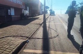 Fios energizados ficam na rua após furto na Igreja Santo Inácio de Loyola em Cascavel