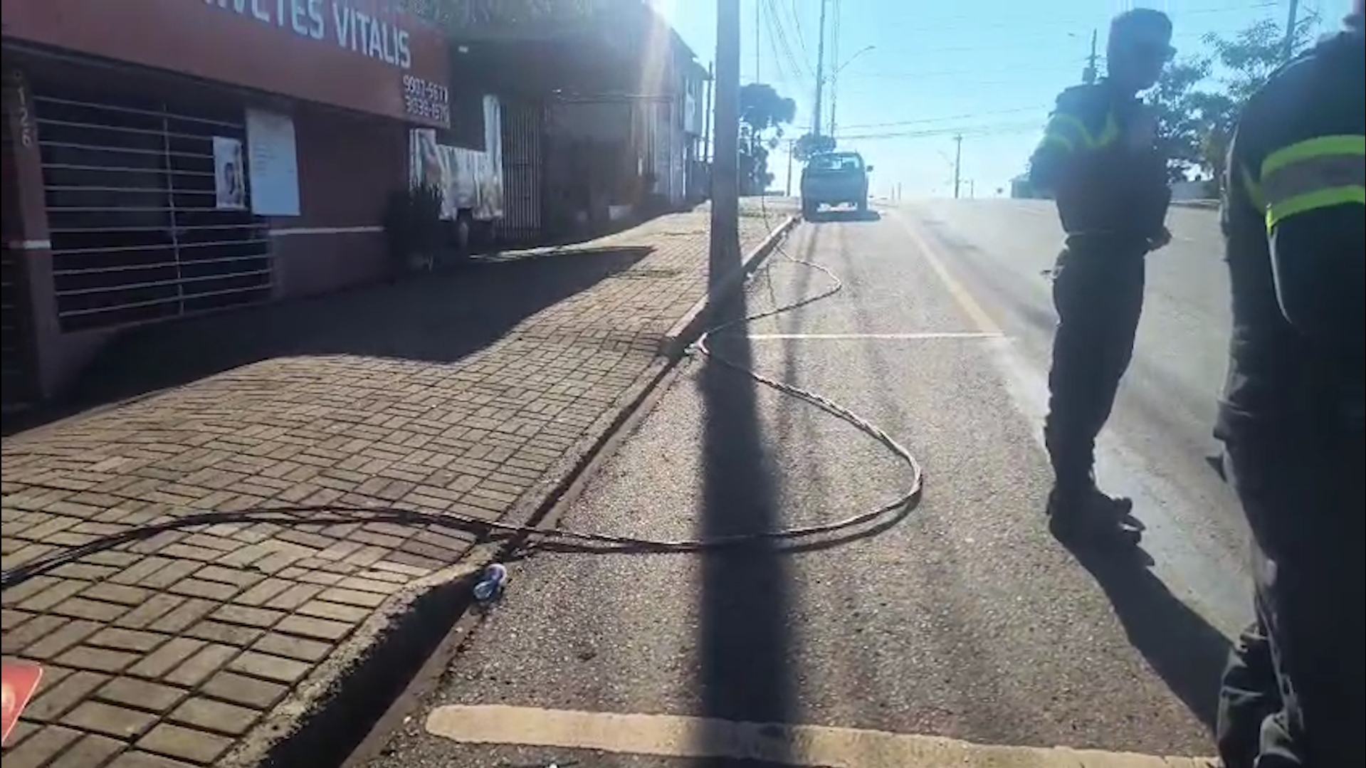 Fios energizados ficam na rua após furto na Igreja Santo Inácio de Loyola em Cascavel