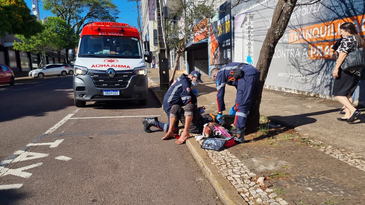Homem é encontrado embriagado dormindo na rua no Centro de Cascavel
