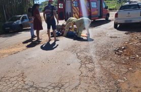 Rua esburacada deixa motociclista ferido após acidente no Lago Azul, em Cascavel