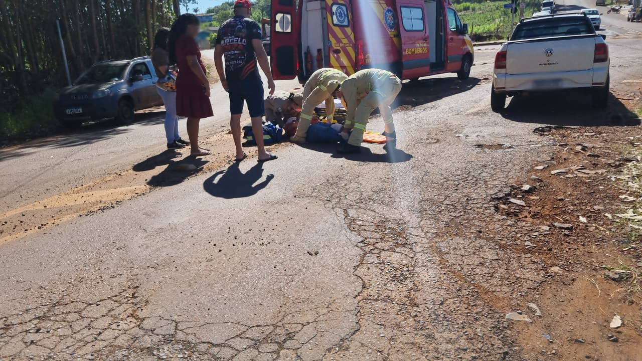 Rua esburacada deixa motociclista ferido após acidente no Lago Azul, em Cascavel