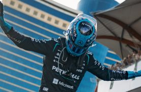 George Russell vence GP do Azerbaijão após segurar pressão de Verstappen na última volta