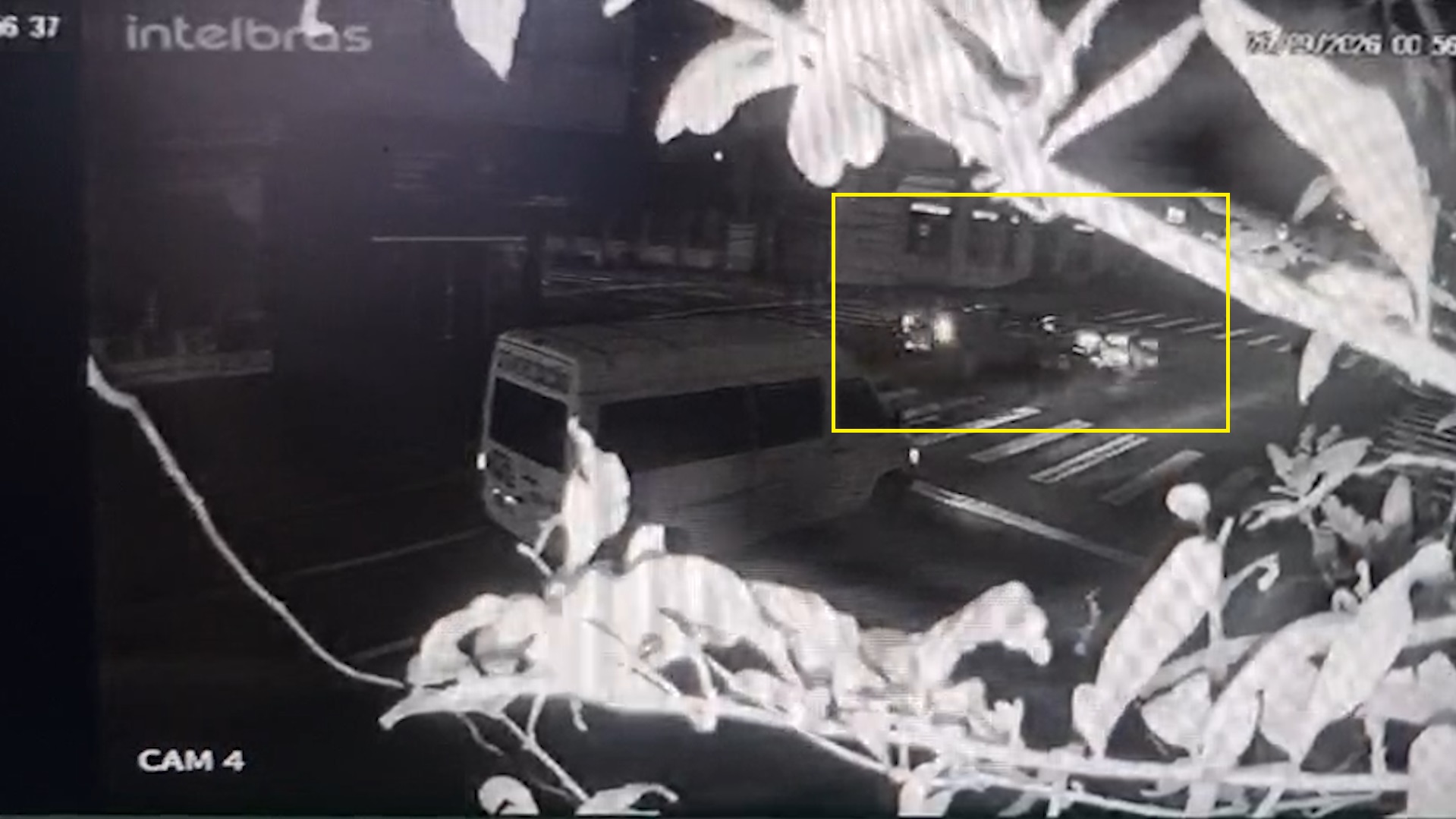 Câmera registra acidente violento entre Fiat Strada e Jeep Commander em Cascavel