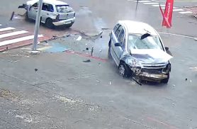 Acidente violento entre Gol e Meriva é registrado por câmera no bairro Santa Cruz em Cascavel