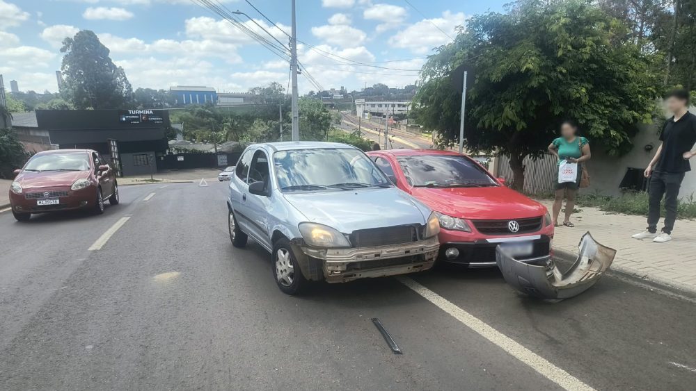 Acidente entre dois carros deixa trânsito parcialmente interditado na Rua Souza Naves em Cascavel Imagem referente a Acidente entre dois carros deixa trânsito parcialmente interditado na Rua Souza Naves em Cascavel