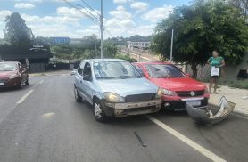 Acidente entre dois carros deixa trânsito parcialmente interditado na Rua Souza Naves em Cascavel