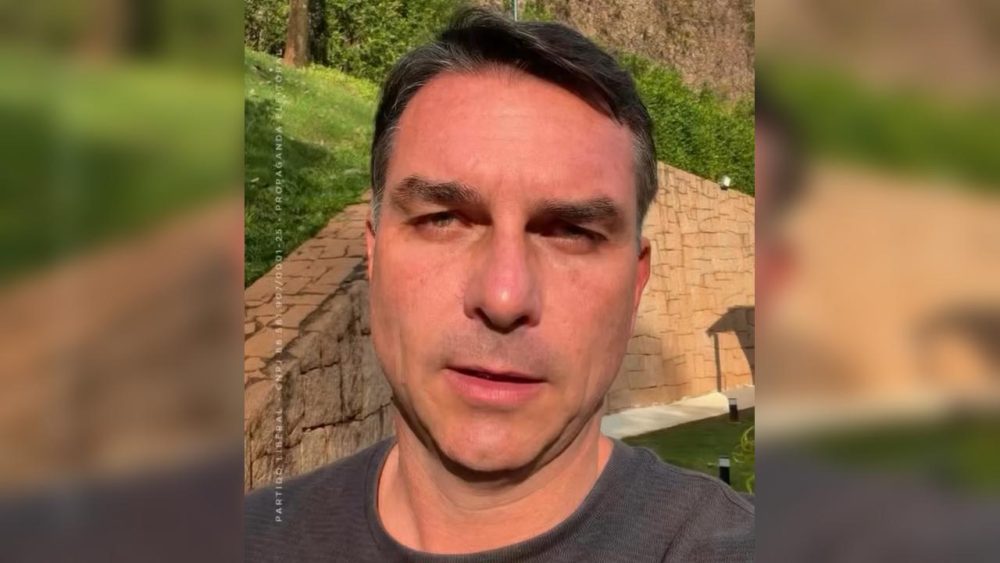 Flávio Bolsonaro: Lula é pai do tigrinho, afundou o Brasil e está desesperado Imagem referente a Flávio Bolsonaro: Lula é pai do tigrinho, afundou o Brasil e está desesperado