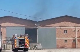 Incêndio destrói caminhão durante manutenção em empresa de Pinhais Incêndio destrói caminhão durante manutenção em empresa de Pinhais