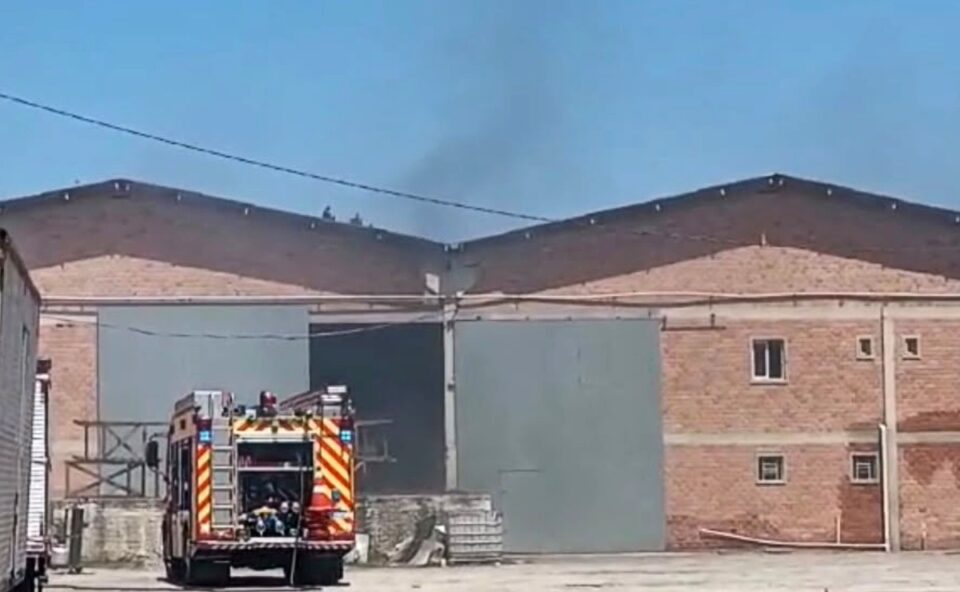 Imagem referente a Incêndio destrói caminhão durante manutenção em empresa de Pinhais