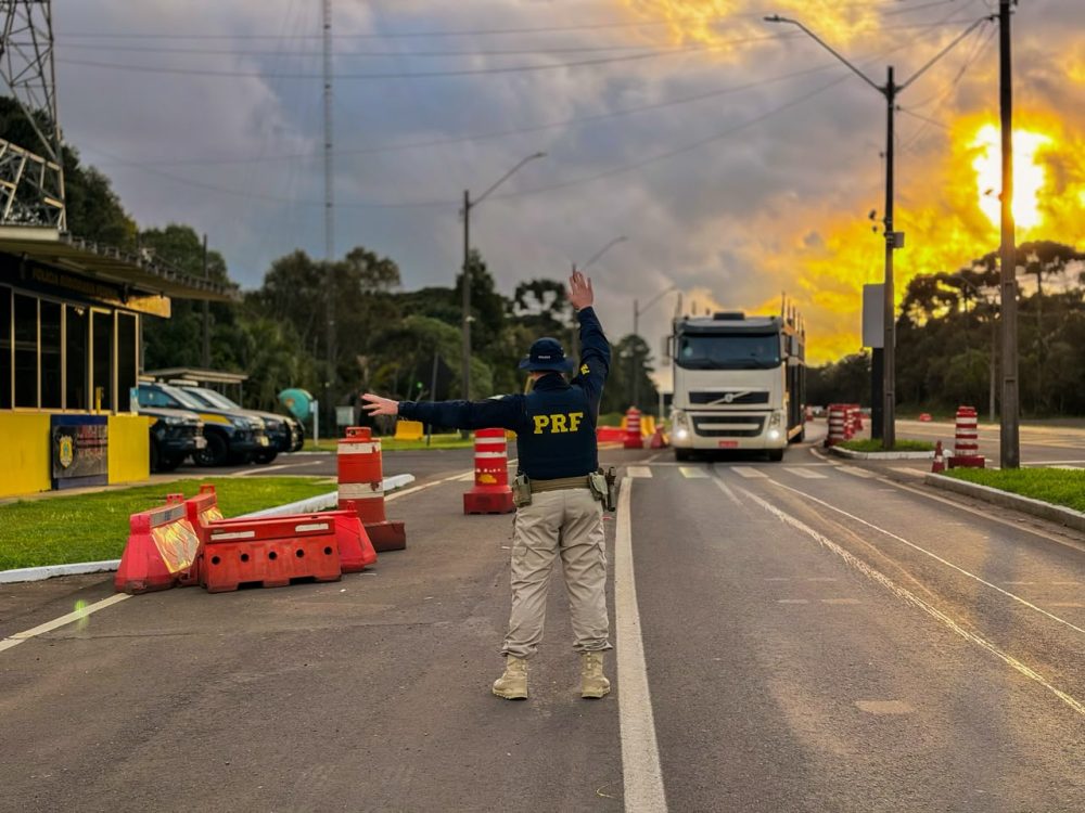 Semana Nacional de Trânsito: PRF realiza ações de conscientização e fiscaliza centenas de veículos Imagem referente a Semana Nacional de Trânsito: PRF realiza ações de conscientização e fiscaliza centenas de veículos