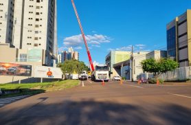 Rua Rio de Janeiro é interditada no Centro de Cascavel para desmontagem de grua